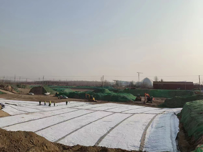 1704692865523470.jpg 明董高速三標(biāo)復(fù)合土工膜1.jpg